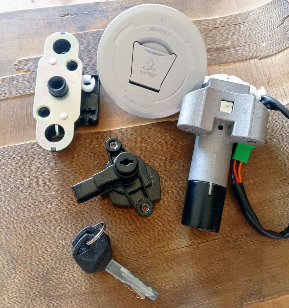 CLE ET CONTACTEUR DE DEMARRAGE — moto tricycle Kaolack ESPACE MOTO KOSSI